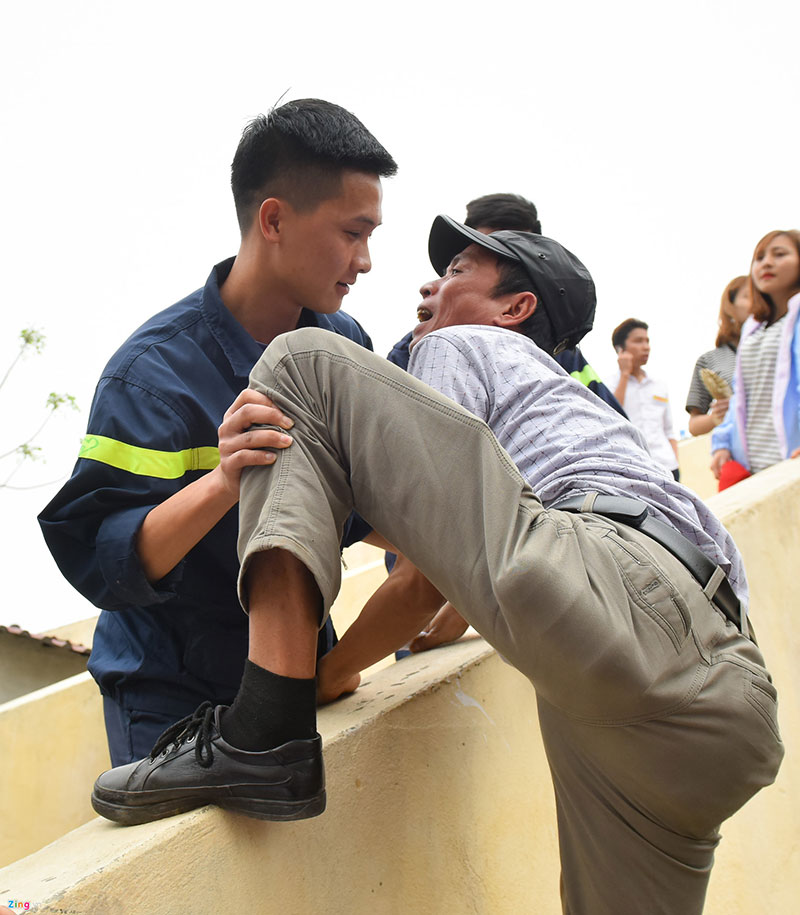 Mở cửa miễn phí, hội chọi trâu Hải Lựu vỡ trận